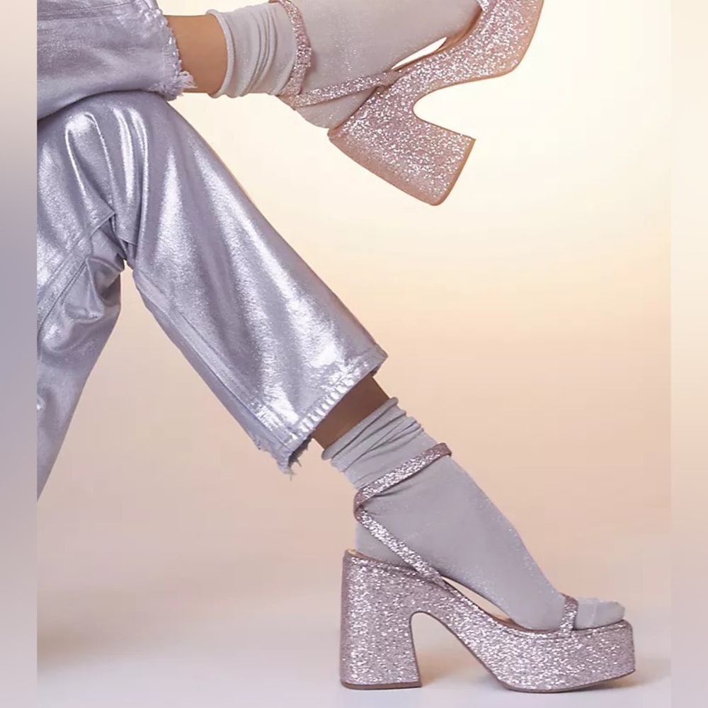 Vicenza Silver Strappy Sandals, Sz 39, New in Box - Picture 2 of 2